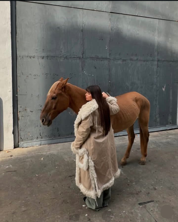 Nathy peluso y  caballos