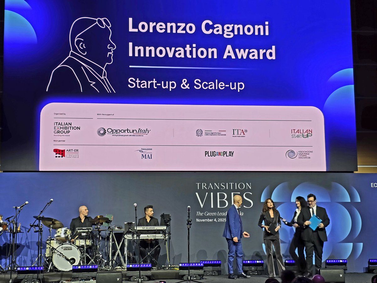 gabferrieri's tweet image. 🌱 #Ecomondo 2025: laboratorio europeo della circular innovation!
Grande successo per l’#InnovationDistrict con oltre 40 startup e scale-up selezionate, business matching tra giovani imprese, centri di ricerca, investitori e big player. 
🇪🇺🇮🇹 ANGI main partner insieme a IEG_IT,…