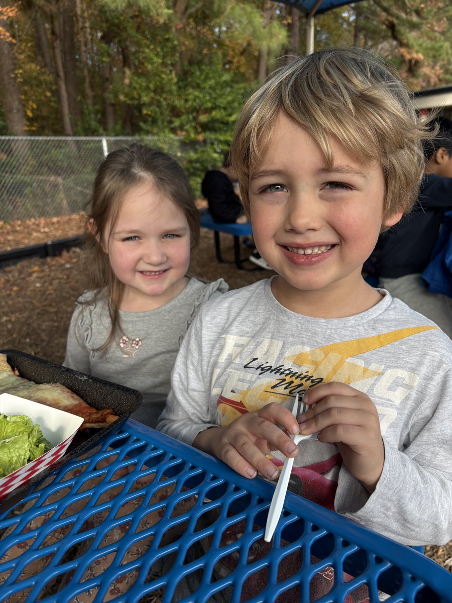 Perfect day for our picnic lunch🧃🍕