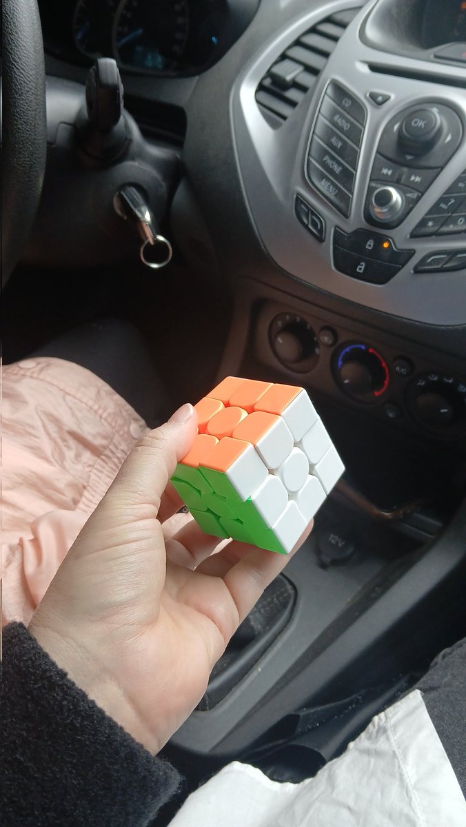 Lucía, 43 años. Armo cubos de rubik sin instrucciones.