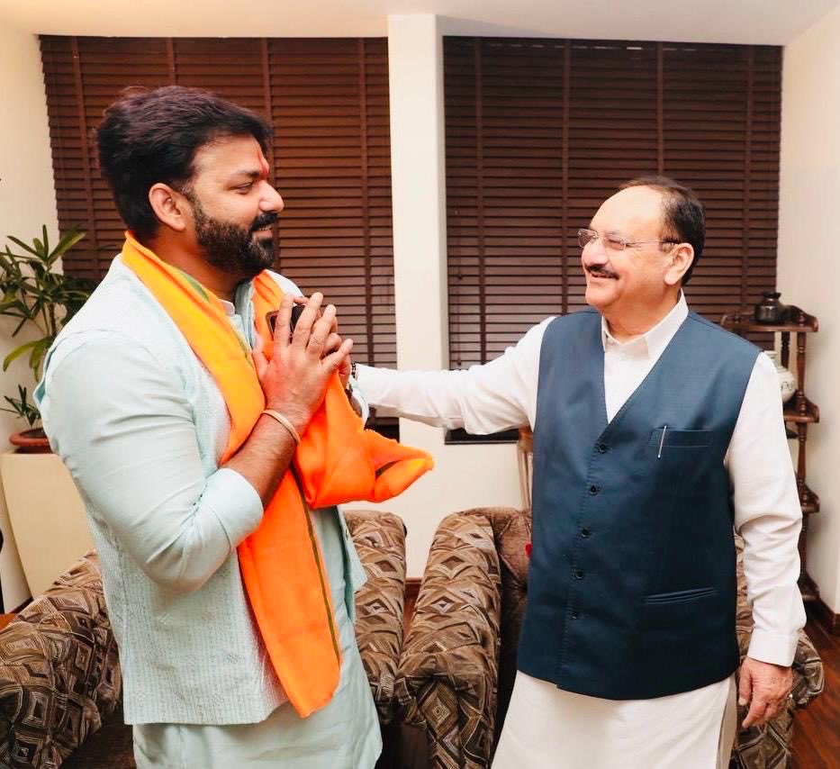 PawanSingh909's tweet photo. आज नरकटियागंज, चिरैया, नौतन और शेरघाटी विधानसभाओं में उपस्थित विशाल जनसमूह के बीच NDA प्रत्याशियों के पक्ष में मतदान करने के लिए अपने देवतुल्य जनता से अपील किया ❤️

उसके बाद भारतीय जनता पार्टी के राष्ट्रीय अध्यक्ष श्री @JPNadda जी से खास मुलाकात किया. 

@narendramodi 
@AmitShah 
@dpradhanbjp 
@BJP4India 
@BJP4Bihar 
#jainda #jaibihar