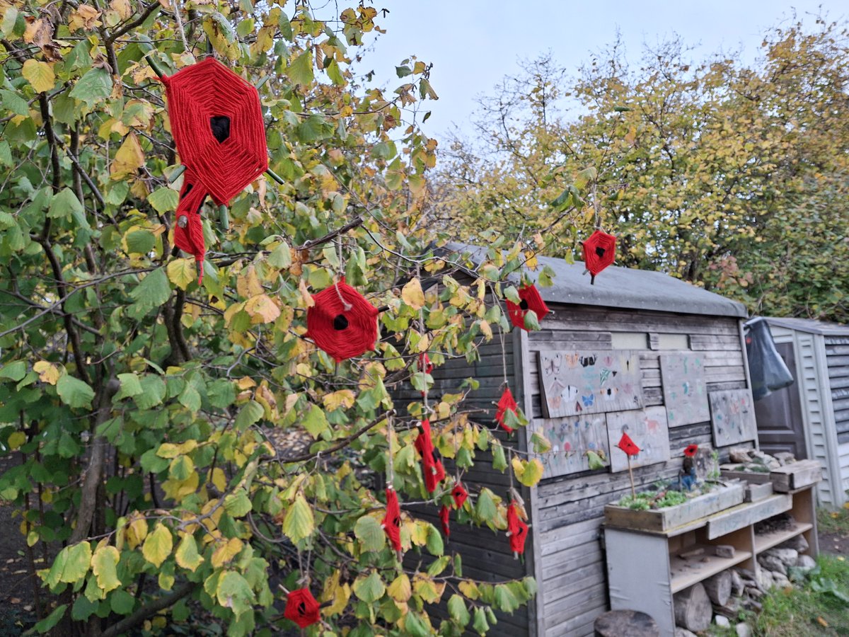 ManorDidcot's tweet image. A busy start to Forest School this term 🌿❤️ Pupils have woven poppies for #Remembrance and impressed Mrs Lako with their dedication &amp;amp; respect as she shared her story as an army wife &amp;amp; RAF granddaughter. A powerful reminder of our debt to those who have served #GLFschools