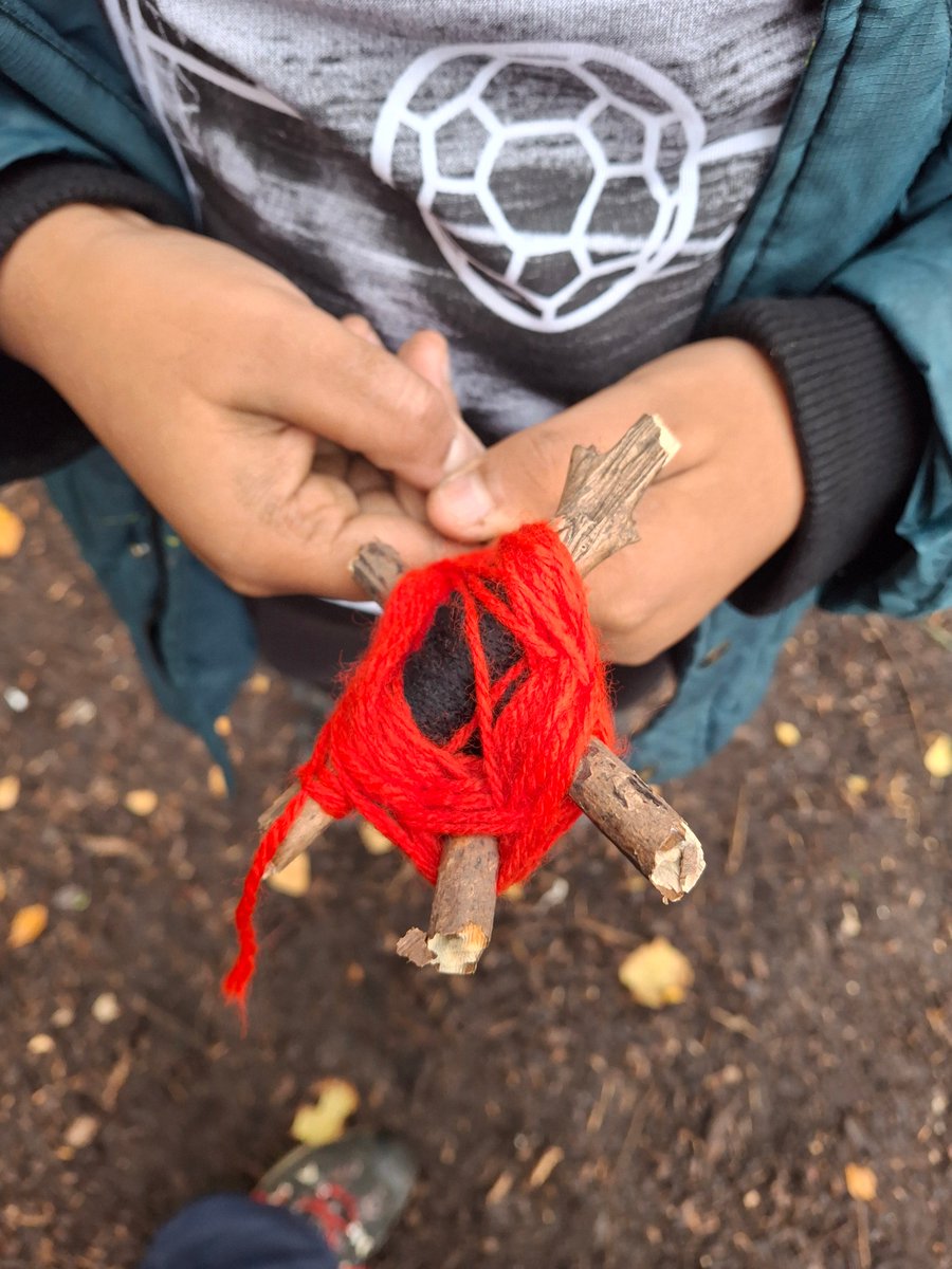 ManorDidcot's tweet image. A busy start to Forest School this term 🌿❤️ Pupils have woven poppies for #Remembrance and impressed Mrs Lako with their dedication &amp;amp; respect as she shared her story as an army wife &amp;amp; RAF granddaughter. A powerful reminder of our debt to those who have served #GLFschools