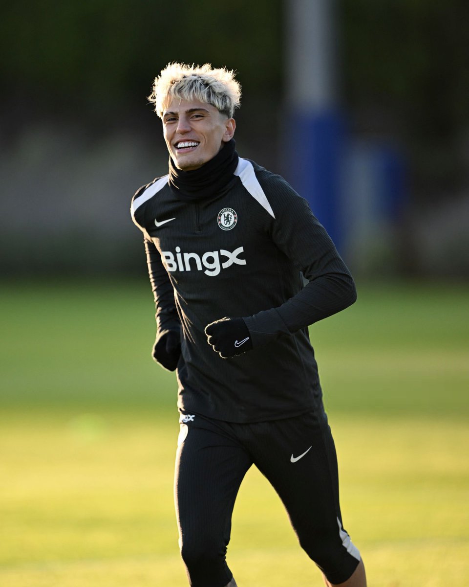 TheChelseaForum's tweet image. 🚨 BREAKING: Alejandro Garnacho didn't take his one day break yesterday, he resumed training in the evening to practice on finishing and crossing, and report claim he slept at Cobham till this morning and training before the other players arrived. 🤔