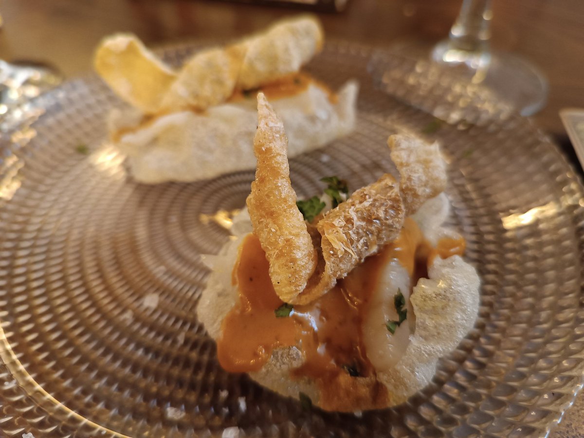 Pan de arroz con bacalao confitado,salsa de andrajos y torreznos de bacalao
#RutaDeLaTapa2025
#BravoTasca
( Plaza de toros ).
#LinaresCapitalMundialDeLaTapa
#SomosTuMejorHosteleria
#HostelerosDeLinares