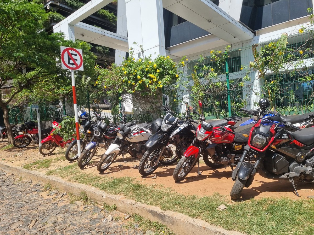 Lo que antes era un barrio tranquilo hoy es un caos. Las calles de Ykua Satî están saturadas por autos de empleados de centros comerciales. Veredas bloqueadas, entradas ocupadas, circulación imposible. ¿Quién responde por esta falta de respeto a la vida barrial?