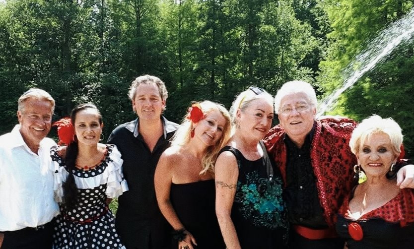 Viola Holt, 

Ze was regelmatig te zien binnen onze vrienden/kennissen club. Altijd duidelijk aanwezig met een drankje en gezelligheid. 

Rust zacht Viola🙏🏻💋