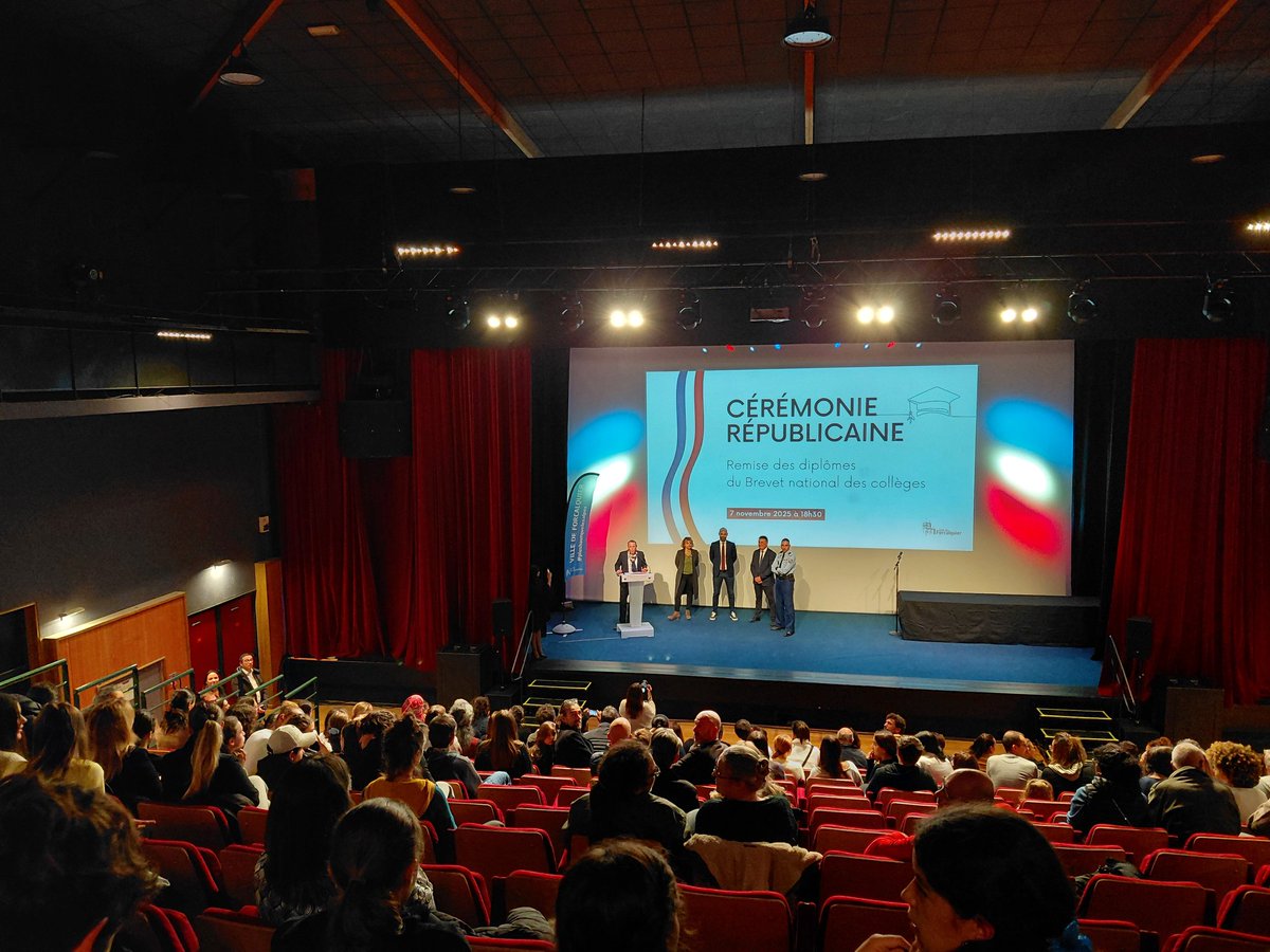 C’est parti pour la cérémonie républicaine de remise du diplôme national du #Brevet!  #DNB 
93% de réussite en 2025 🎆🎊🎉👩‍🎓👨‍🎓🎓