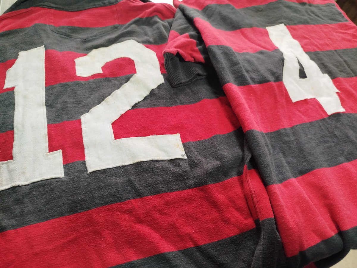 Assoprou a poeira secular. O vermelho ancestral, o negro de antes de tudo. Lembrou de quando só havia fé, e por isso escolheu acreditar.