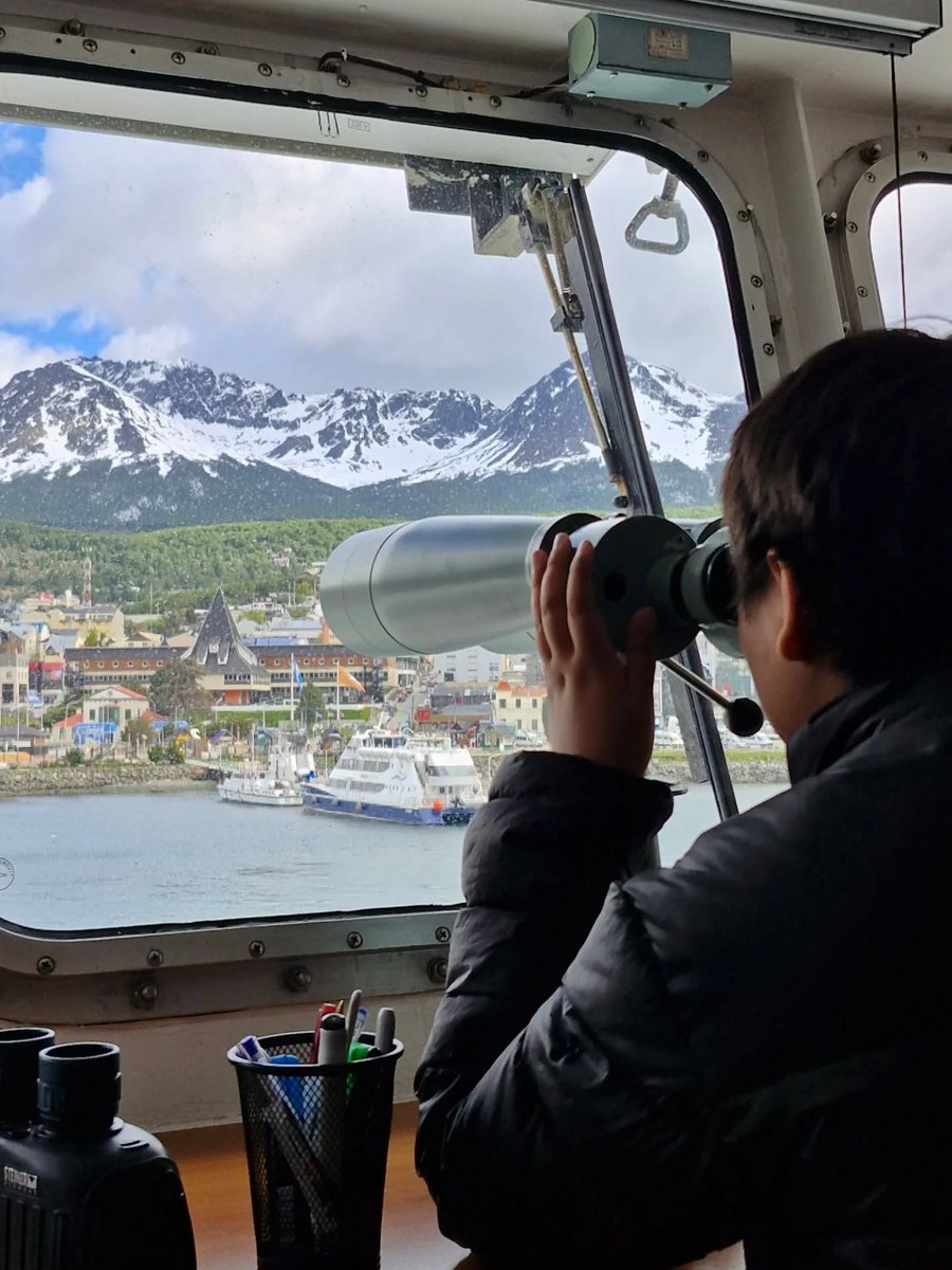 InFueTur's tweet image. 👉Alumnos de la Esc. prov N° 22 "Bahía Golondrina" visitaron el crucero Seaventure.🚢
En el marco de las visitas escolares a cruceros antárticos organizadas por el INFUETUR y  la Asociación Internacional de Tour Operadores Antárticos @iaato_org