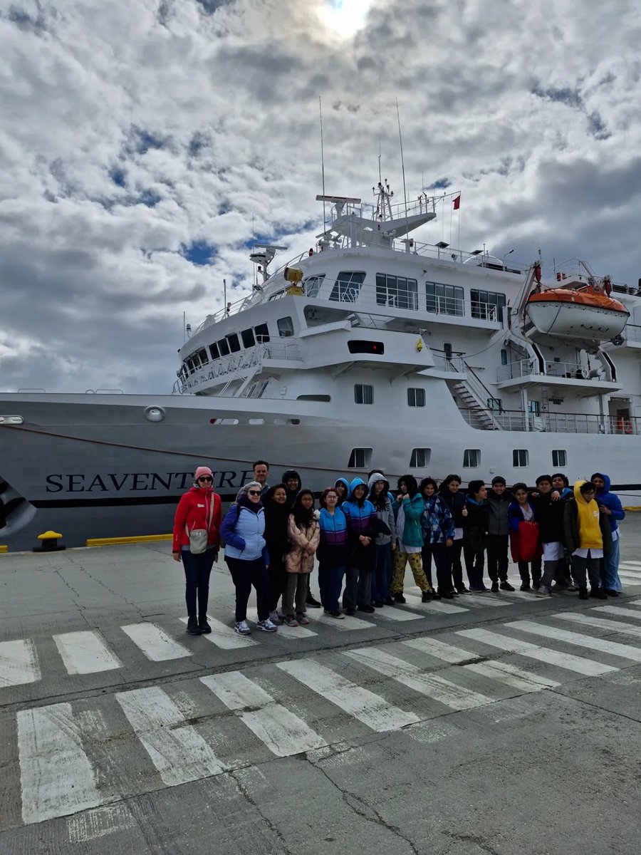 InFueTur's tweet image. 👉Alumnos de la Esc. prov N° 22 "Bahía Golondrina" visitaron el crucero Seaventure.🚢
En el marco de las visitas escolares a cruceros antárticos organizadas por el INFUETUR y  la Asociación Internacional de Tour Operadores Antárticos @iaato_org