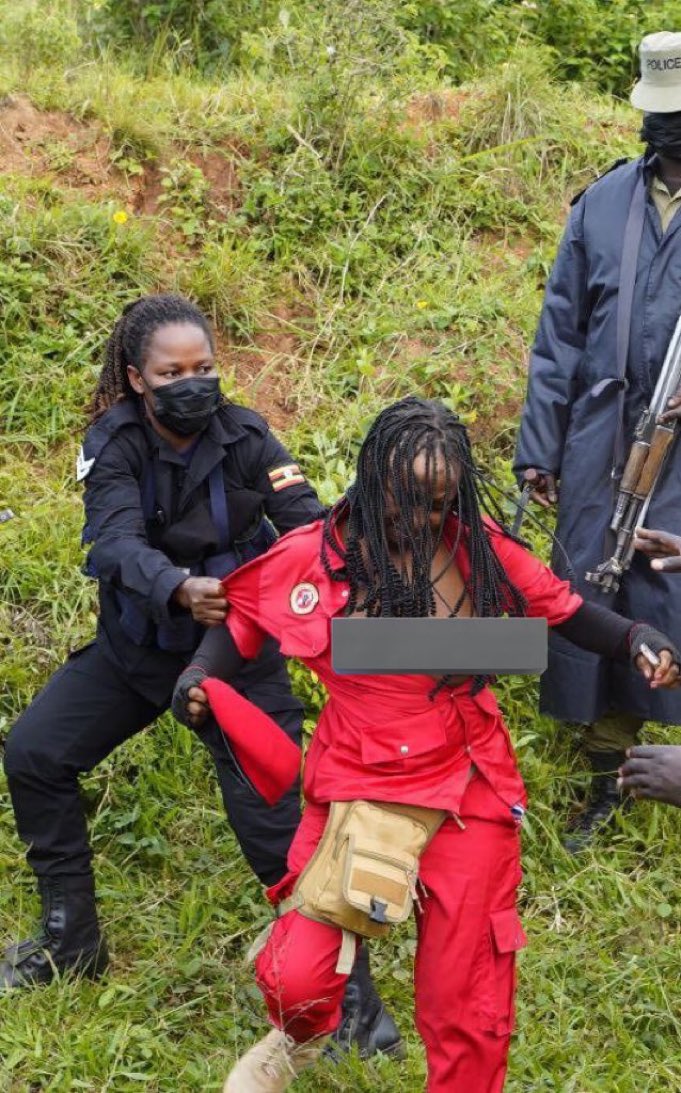 6nightwatch's tweet image. Covered and armed to the teeth 💀 doing the right thing needs cover.
Un armed civilians, handled like criminals.
How noble!!!
#StopAbuseOfPowerUG