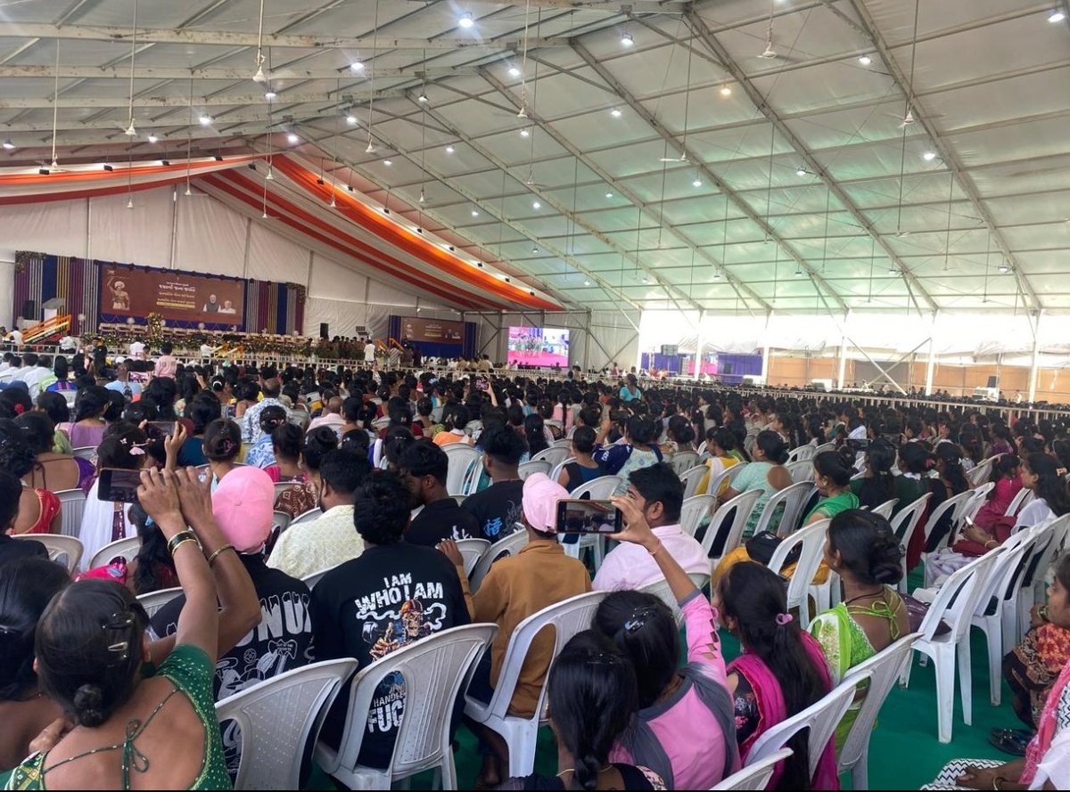 TalukaUmargam's tweet photo. જય જોહર 
જય આદિવાસી 
જય ભગવાન બિરસા મુંડા 
આજરોજ ભગવાન બિરસા મુંડાની ૧૫૦મી જન્મ જયંતિની ઉજવણી અંતર્ગત ‘જનજાતીય ગૌરવ વર્ષ મહોત્સવ’ની ઉજવણી ઉમરગામ ના સરઈ ખાતેથી ગુજરાત પ્રદેશ ભાજપ અધ્યક્ષશ્રી જગદીશભાઈ વિશ્વકર્માજી ના અધ્યક્ષ સ્થાને રથયાત્રાને લીલી ઝંડી બતાવી પ્રસ્થાન કરવામાં આવી https://t.co/Qhq1duZKBe