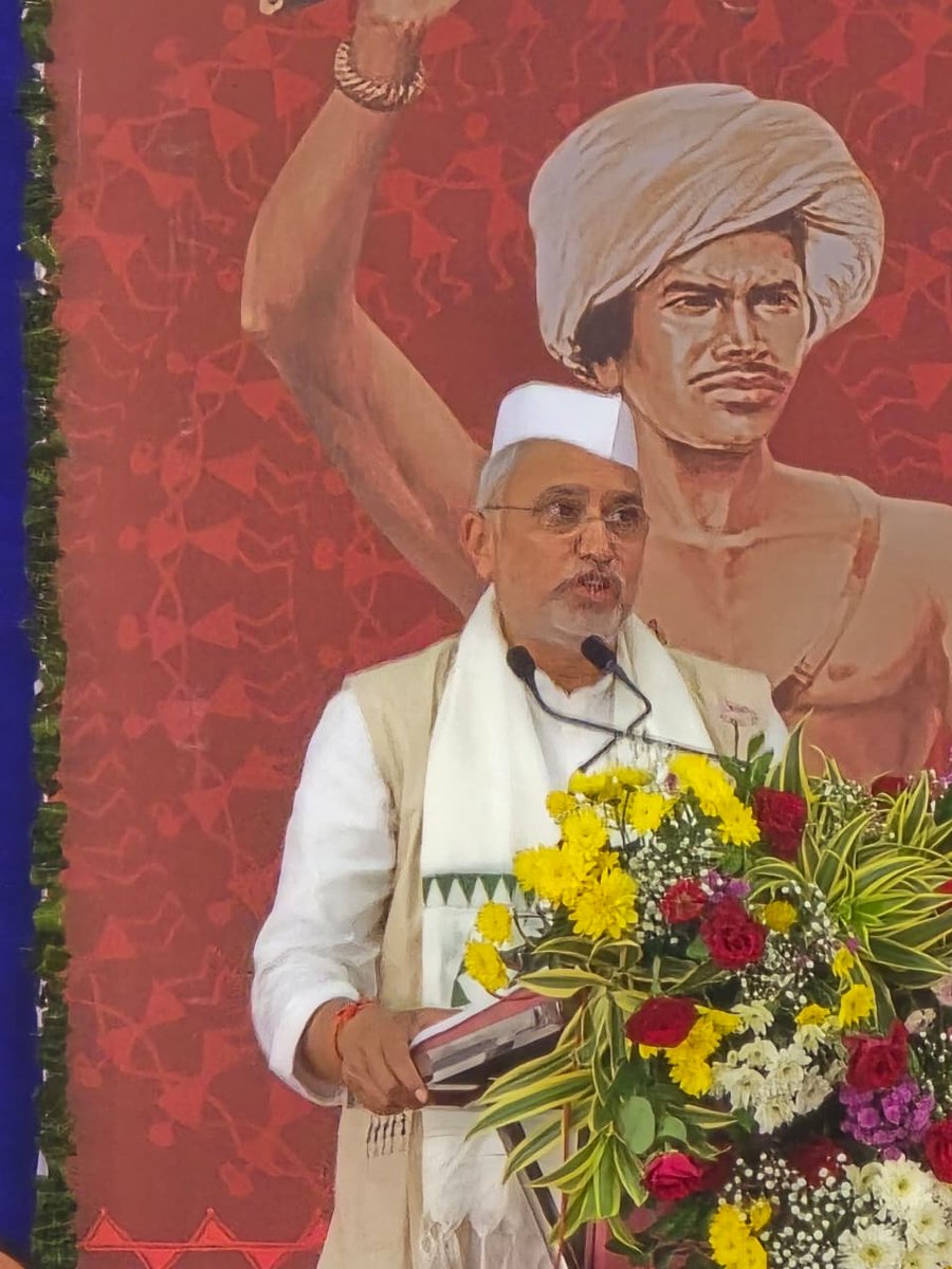 TalukaUmargam's tweet photo. જય જોહર 
જય આદિવાસી 
જય ભગવાન બિરસા મુંડા 
આજરોજ ભગવાન બિરસા મુંડાની ૧૫૦મી જન્મ જયંતિની ઉજવણી અંતર્ગત ‘જનજાતીય ગૌરવ વર્ષ મહોત્સવ’ની ઉજવણી ઉમરગામ ના સરઈ ખાતેથી ગુજરાત પ્રદેશ ભાજપ અધ્યક્ષશ્રી જગદીશભાઈ વિશ્વકર્માજી ના અધ્યક્ષ સ્થાને રથયાત્રાને લીલી ઝંડી બતાવી પ્રસ્થાન કરવામાં આવી https://t.co/Qhq1duZKBe