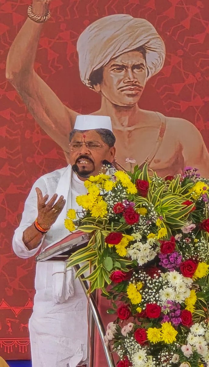 TalukaUmargam's tweet photo. જય જોહર 
જય આદિવાસી 
જય ભગવાન બિરસા મુંડા 
આજરોજ ભગવાન બિરસા મુંડાની ૧૫૦મી જન્મ જયંતિની ઉજવણી અંતર્ગત ‘જનજાતીય ગૌરવ વર્ષ મહોત્સવ’ની ઉજવણી ઉમરગામ ના સરઈ ખાતેથી ગુજરાત પ્રદેશ ભાજપ અધ્યક્ષશ્રી જગદીશભાઈ વિશ્વકર્માજી ના અધ્યક્ષ સ્થાને રથયાત્રાને લીલી ઝંડી બતાવી પ્રસ્થાન કરવામાં આવી https://t.co/Qhq1duZKBe