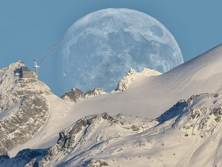 WeermanMichael's tweet image. Supermaan boven de Alpen! Foto via Linda Fecchio