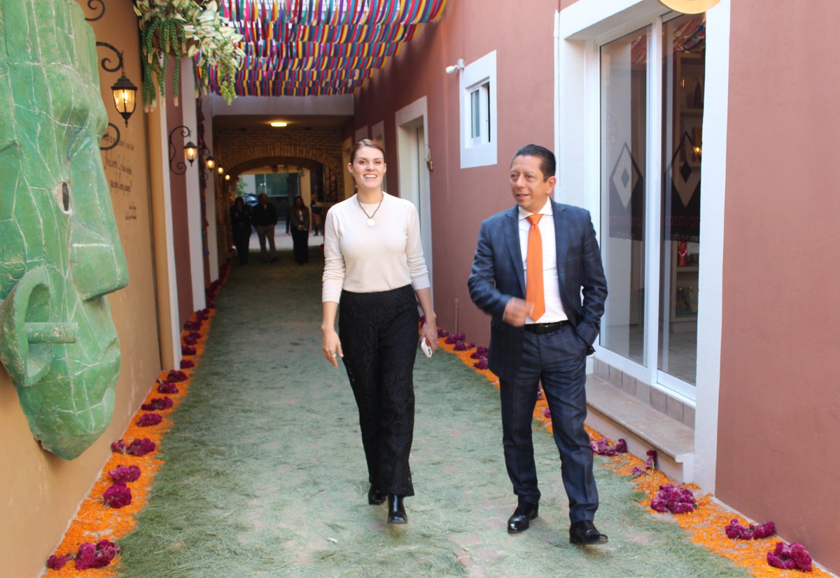 Un agradecimiento al fiscal general del Estado de Chiapas, Jorge Luis Llaven Abarca, por su visita. Compartimos el compromiso por representar al estado con dignidad y honor y principalmente mucho cariño y amor por su historia y riqueza cultural. #RepresentandoChiapas