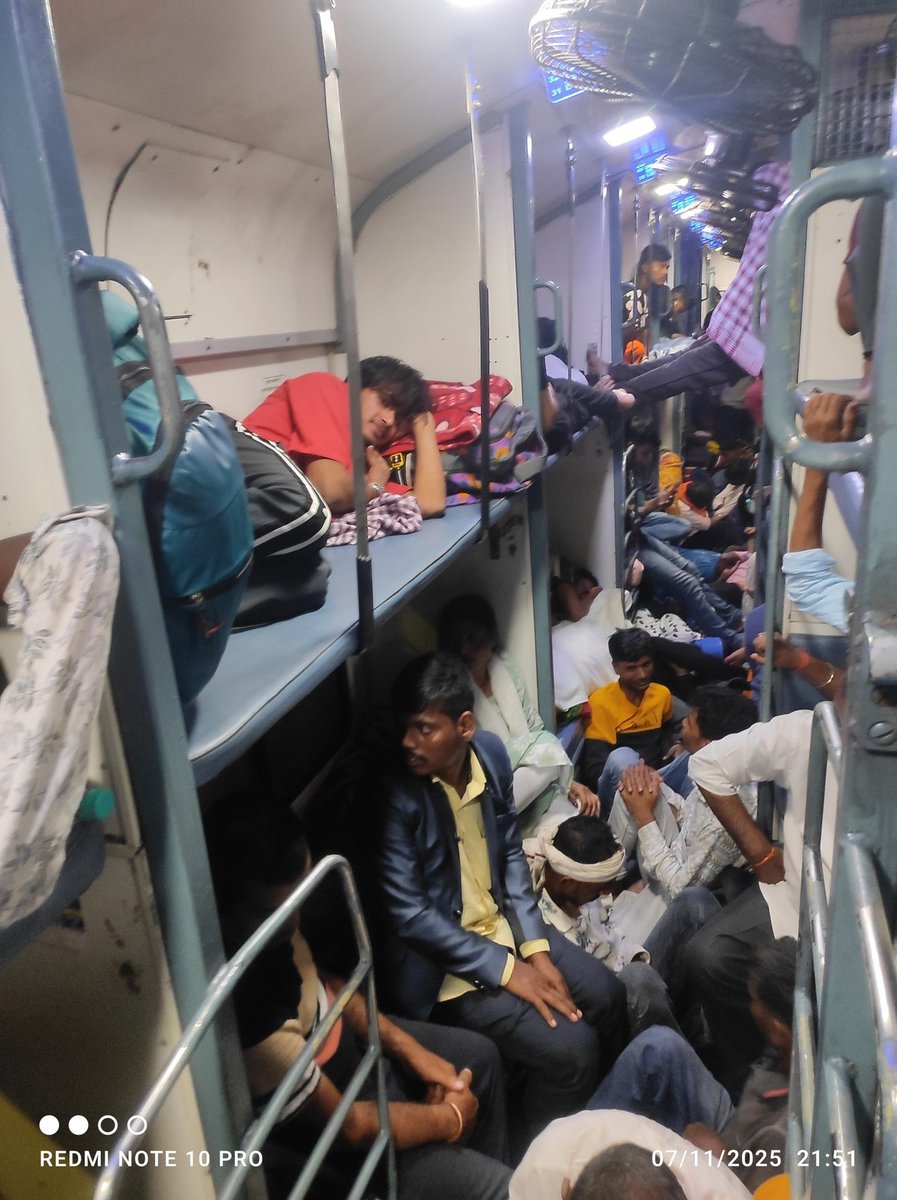 raavan_india's tweet image. स्लीपर कोच, जनरल डिब्बे से भी बदतर हो रखा है 😡

क्या ऐसी घटिया सुविधा के लिए आदमी टिकट लेता है?
@RailMinIndia @RailwaySeva