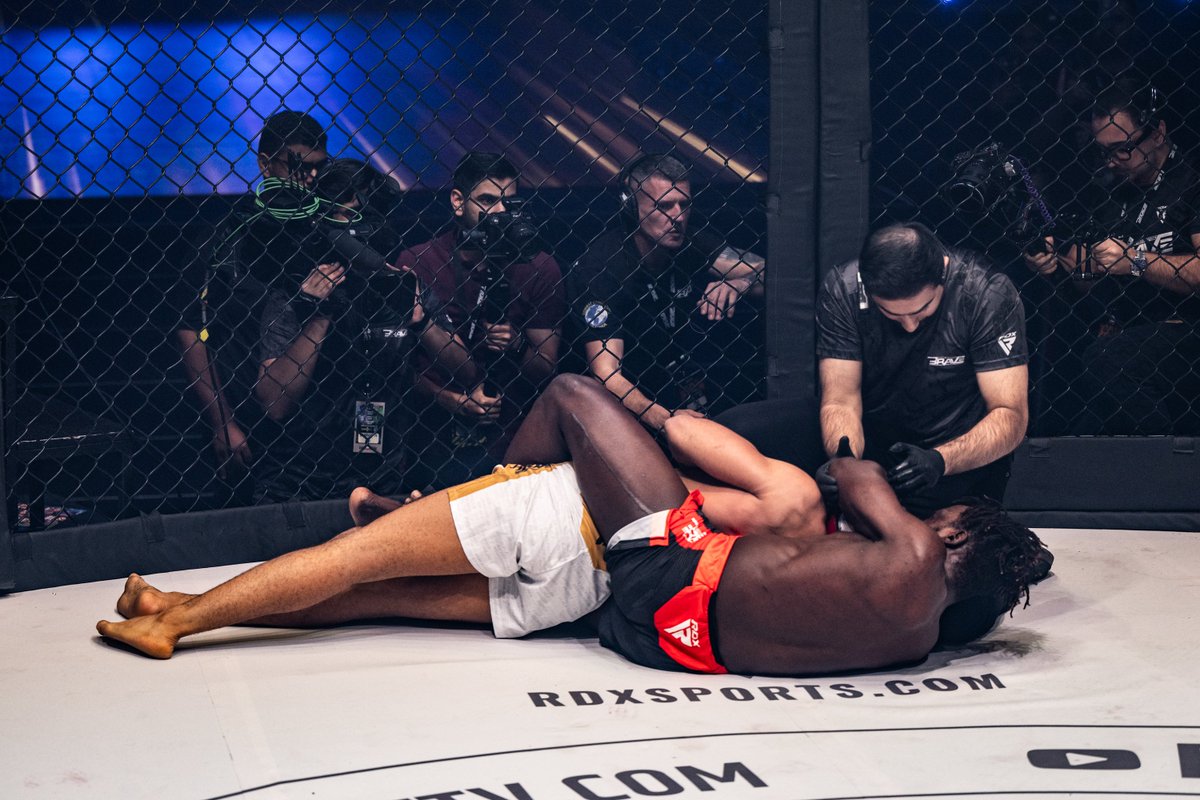 bravemmaf's tweet image. 👊🏼 Four fights
🏳️ Three submissions 
💥 One knockout

An INSANE start to BRAVE100 so don't miss out on the rest of the action ‼️

Watch live HERE ➡️ onelink.to/3cgux2

#BRAVE100 | #Bahrain #البحرين | @RDXSports