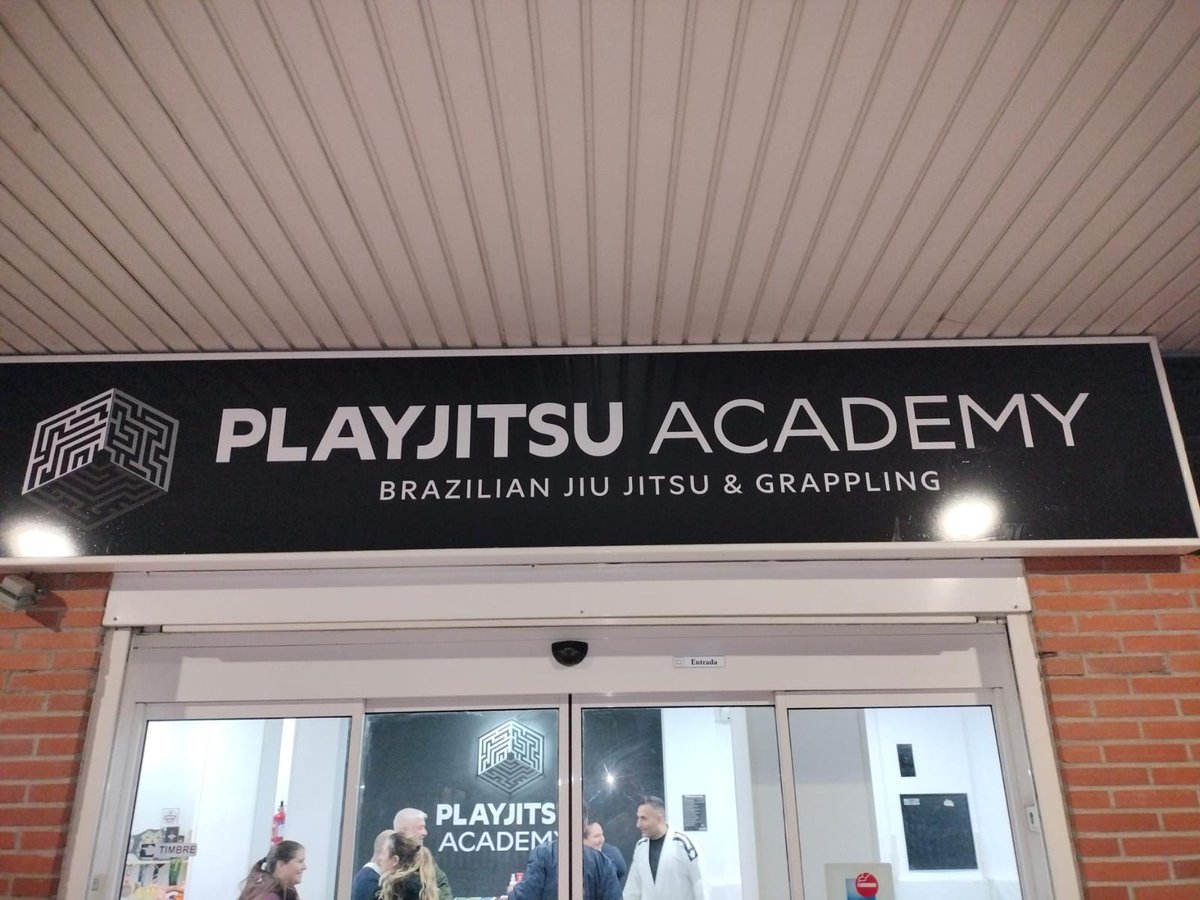 🔵 Esta tarde en el Barrio del Puerto de Coslada, hemos visitado la PlayJitsu Academy - Escuela de Jiu Jitsu brasileño y grappling Madrid, academia con solera en nuestra ciudad en las artes marciales que cuenta con casi 150 alumnos y éxitos a nivel internacional y nacional.