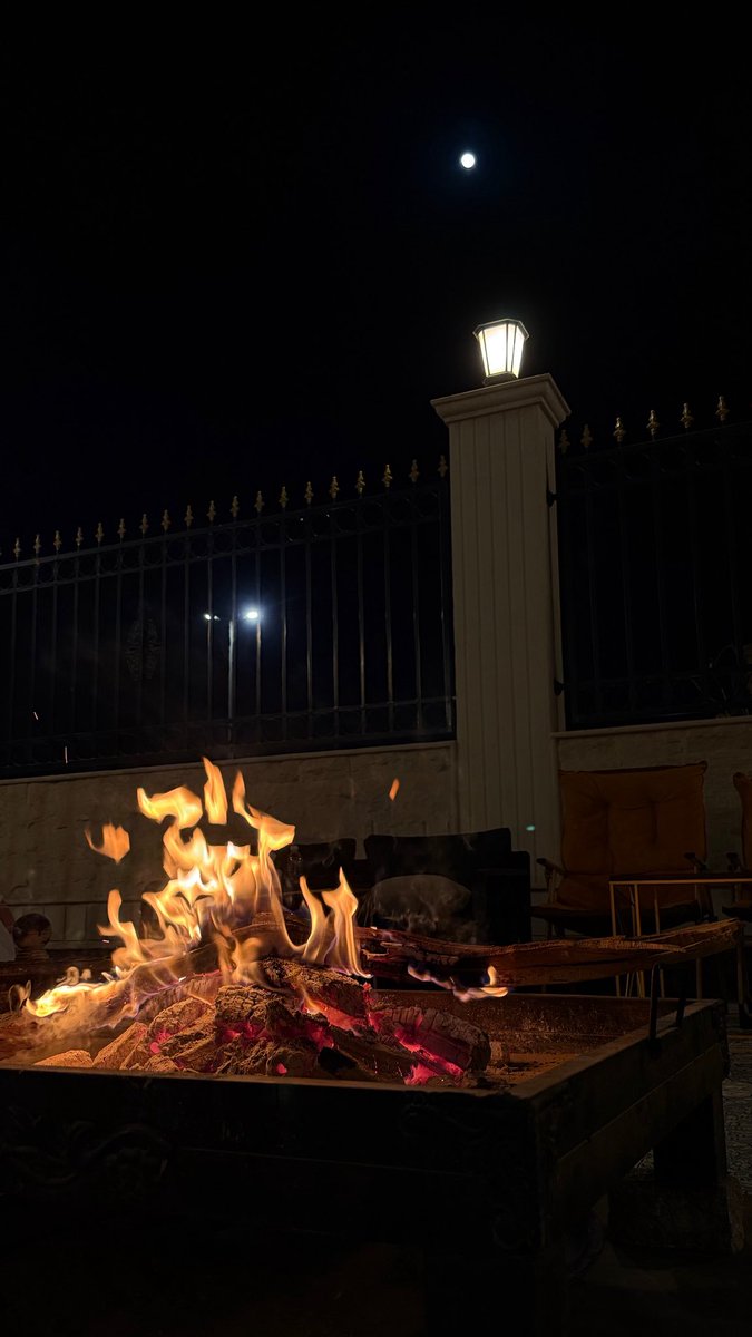 عَود لِسانك على ﴿ اللهُمَّ أغفِر ليُ ﴾
فإن لله سَاعات لا يَردُ فيّها سَائلا .