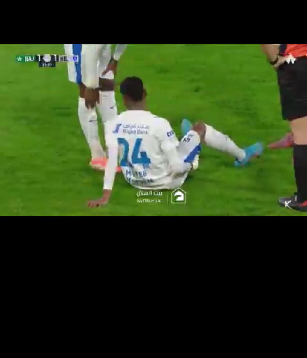 🚨 خروج متعب الحربي في الدقيقة 22 بعد شعوره بآلام في العضلة الخلفية اليمنى.

🔍 التشخيص المبدئي:

• في أفضل الأحوال: شد بسيط يحتاج من 3 إلى 5 أيام.
• في أسوأ الاحتمالات: تمزق عضلي قد يُبعده لأسبوعين أو أكثر.

🟢 اللاعب مستدعى للمنتخب، لكن في الغالب لن ينضم للمعسكر بسبب الإصابة