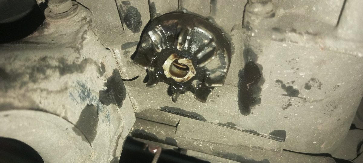 Izin bertanya , bagaimana cara membuka baut oli filter bawah Mio sporty yang patah seperti di gambar ??? 
<a href="/yamaharacingcom/">Yamaha Racing</a> <a href="/yamahaindonesia/">Yamaha Indonesia</a>