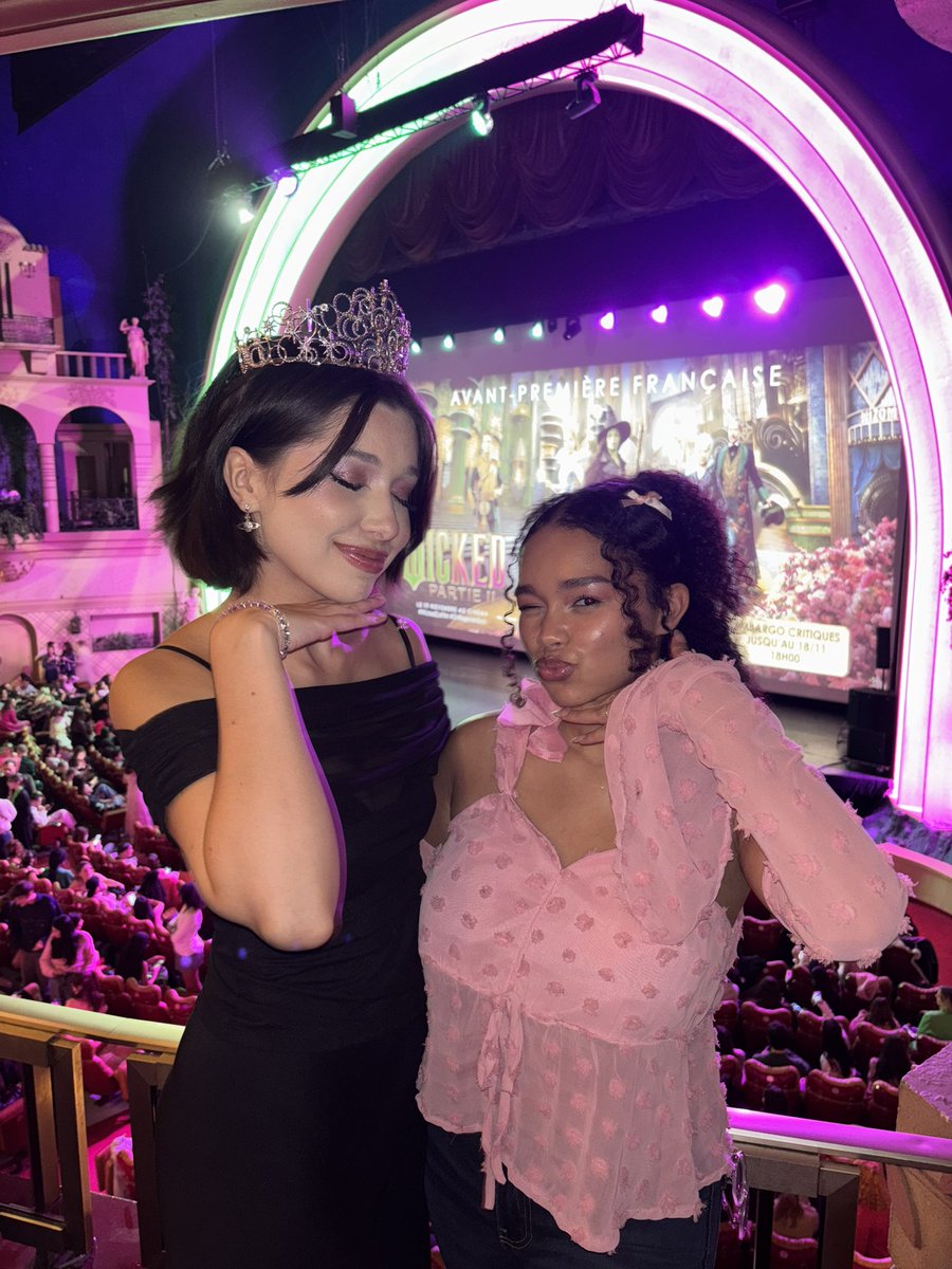 universbutera's tweet image. wicked for good premiere 🩷💚