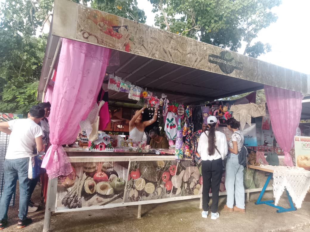 MelenaCam's tweet photo. El municipio de Melena del Sur se suma a la Feria Provincial Emprendiendo Juntos 2025. Comercio estatal, actores económicos no estatales, proyectos de desarrollo local y proyectos socioculturales exponen lo mejor de la producción local. 
#CAMMelena
#MayabequeSeMueve
#VamosXMás https://t.co/RHiXFufXBX
