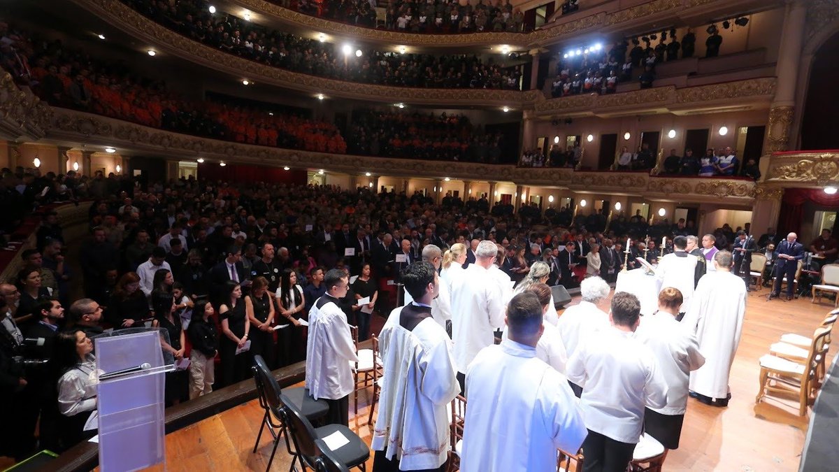 GovRJ's tweet image. #GovRJ presta homenagem a policiais mortos na #OperaçãoContenção em missa no Theatro Municipal

Em pronunciamento, o governador @claudiocastroRJ destacou a atuação dos agentes na maior operação já realizada pelo Estado do Rio e prestou solidariedade às famílias.