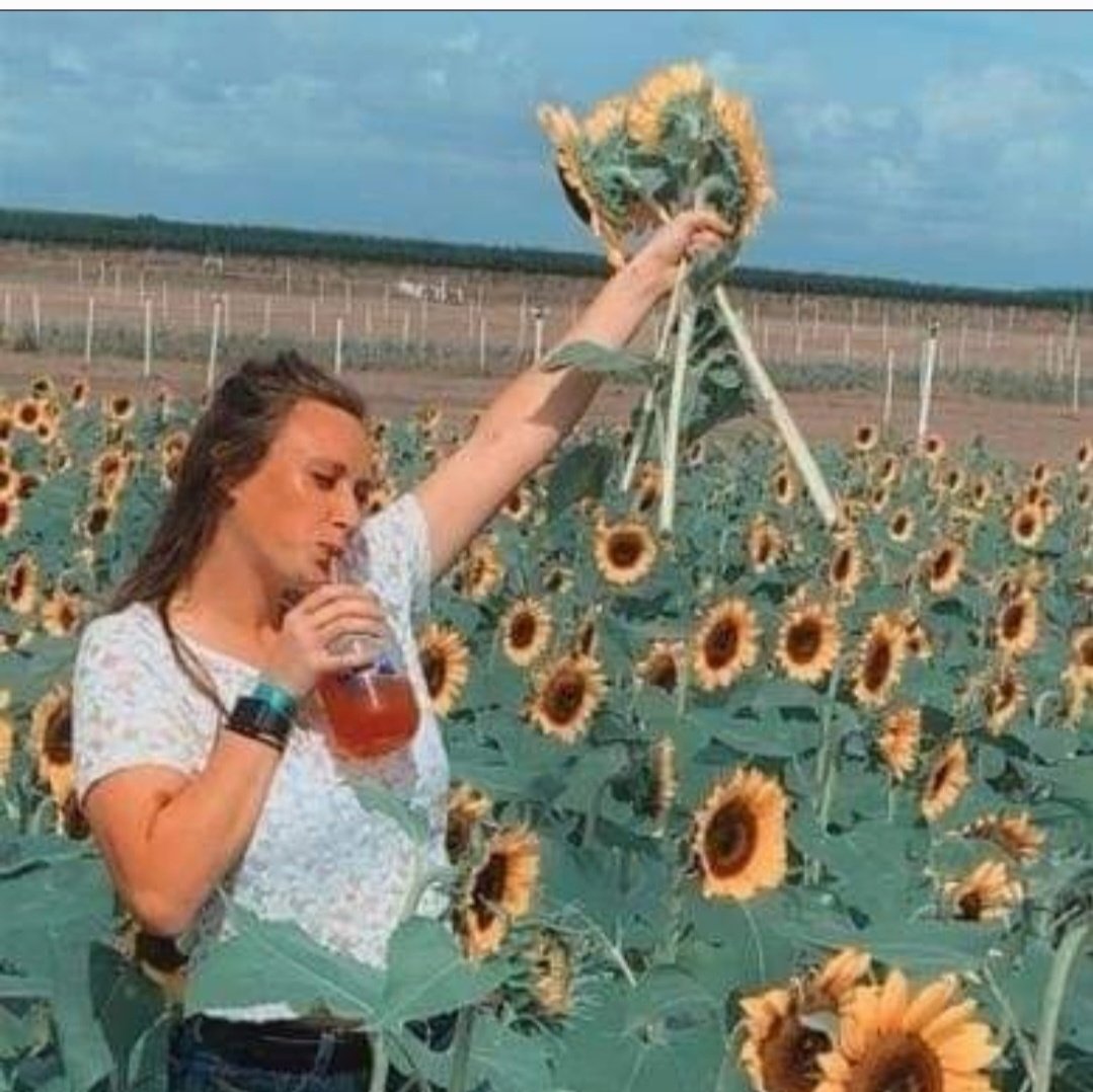 NancyCarrow's tweet image. Happy Heavenly Birthday @KellyCarrow! Dad and I miss you every day and will continue to live your words.. Always Live Life to the Fullest and Trust that God has a Plan. Faith. Family. Friends. Miss you &amp;amp; Love you forever! ❤️🌻 #KC #GoneButNeverForgotten