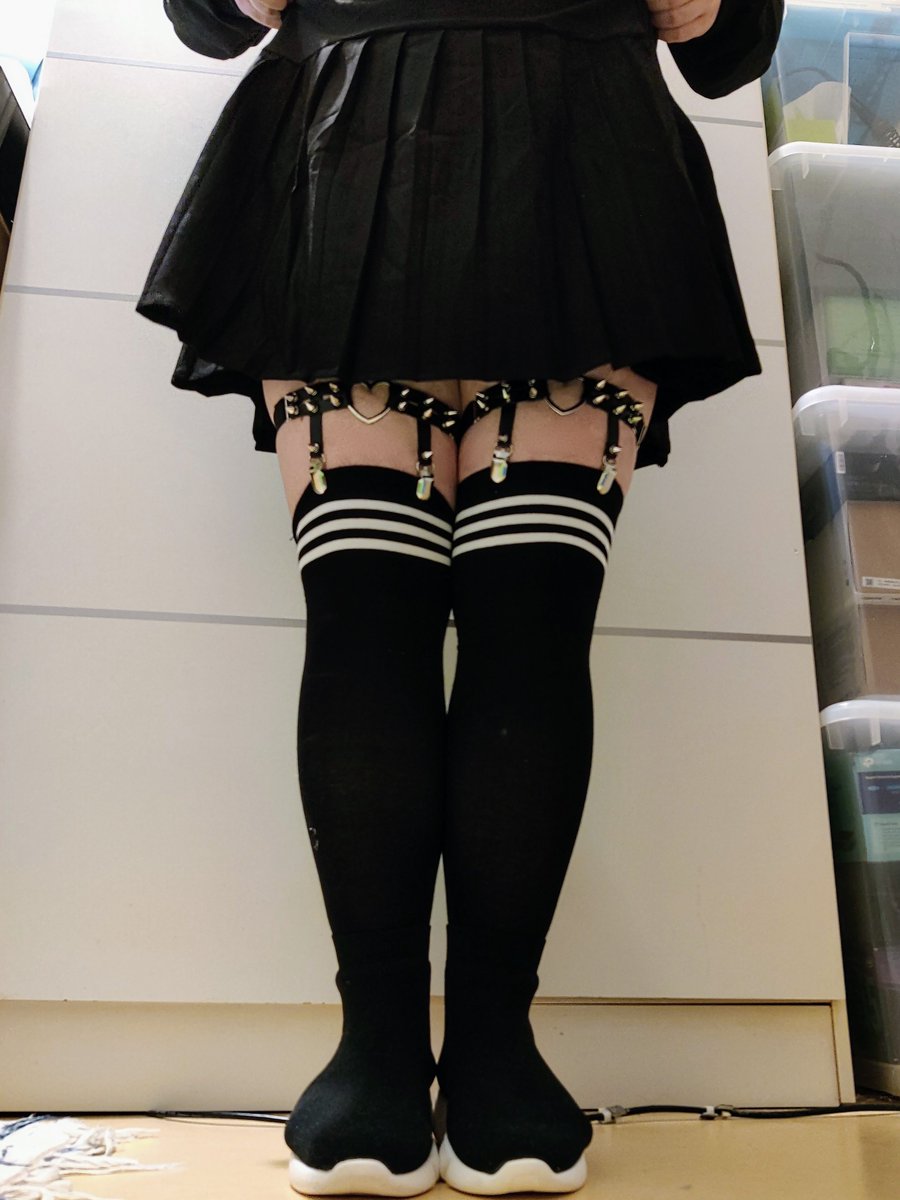 How I'm looking like with he/they pronouns in my bio

Happy femboy friday :3