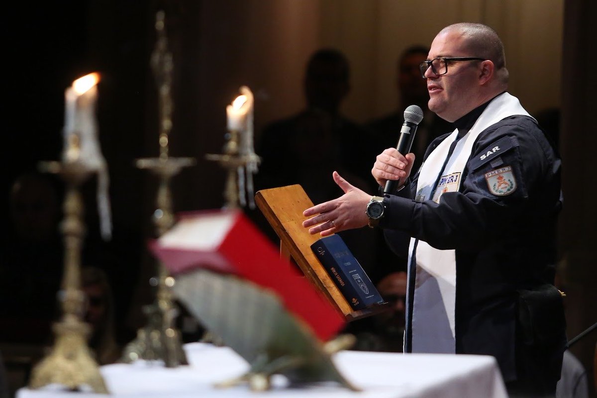 GovRJ's tweet image. #GovRJ presta homenagem a policiais mortos na #OperaçãoContenção em missa no Theatro Municipal

Em pronunciamento, o governador @claudiocastroRJ destacou a atuação dos agentes na maior operação já realizada pelo Estado do Rio e prestou solidariedade às famílias.