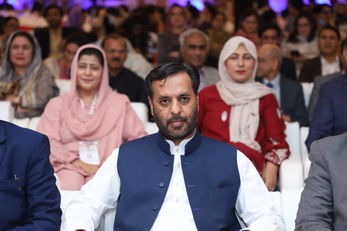 KamalMQM's tweet photo. وفاقی وزیرِ صحت سید مصطفیٰ کمال کی پی سی راولپنڈی میں ہیماٹولوجی میں انقلابی تبدیلیوں کے موضوع پر منعقدہ بین الاقوامی طبی کانفرنس میں بطورِ مہمانِ خصوصی شرکت۔

اس کانفرنس کا مقصد خون سے متعلق بیماریوں (ہیماٹولوجی) میں ہونے والی نئی تحقیق، جدید طریقہ علاج، اور مؤثر کلینیکل پریکٹس پر روشنی ڈالنا تھا۔ کانفرنس میں پاکستان بھر سے ماہرینِ امراض خون، اسپیشلسٹ ڈاکٹرز، ریسرچرز اور میڈیکل طلباء نے شرکت کی۔

وفاقی وزیر نے خطاب کرتے ہوئے کہا:
"ہیماٹولوجی کا شعبہ پاکستان کے صحت کے نظام میں ریڑھ کی ہڈی کی حیثیت رکھتا ہے، اور اس میں جدید تحقیق اور ٹیکنالوجی کا استعمال مریضوں کی زندگیوں کو بہتر بنانے میں کلیدی کردار ادا کر رہا ہے۔ حکومت ایسے سائنسی اقدامات کی بھرپور حمایت جاری رکھے گی تاکہ عوام کو عالمی معیار کی طبی سہولیات فراہم کی جا سکیں۔"

انہوں نے ماہرین کی کاوشوں کو سراہا اور اس بات پر زور دیا کہ پبلک اور پرائیویٹ سیکٹر کو مل کر تحقیق اور علاج میں تعاون بڑھانا ہوگا۔ کانفرنس کے اختتام پر مہمانِ خصوصی کو اعزازی شیلڈ بھی پیش کی گئی۔

#MustafaKamal
#HealthMinister
#HealthInnovation
#HematologyConference
#MedicalResearch
#PublicHealth
#Pakistan

@WHO @UNICEF @Gavi @GatesFoundation
