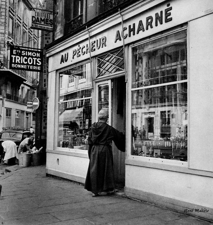 Au pêcheur (et non pas pécheur) acharné.
Rue Turbigo, Paris.
📷: René Maltête (années 50).