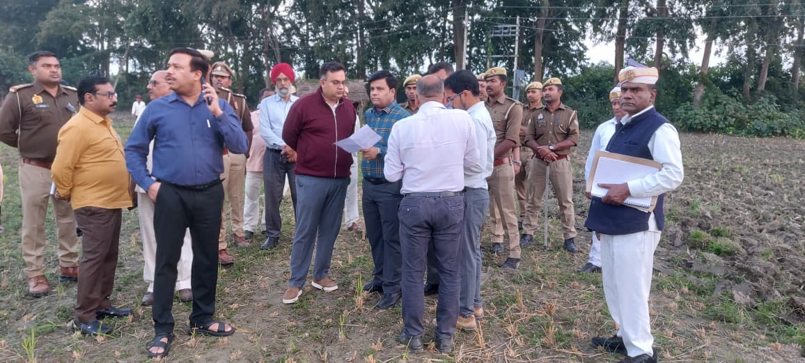 DMBahraich's tweet image. जिलाधिकारी अक्षय त्रिपाठी ने सम्बन्धित अधिकारियों के साथ जनपद बहराइच के ग्राम भरथापुर के विस्थापन के लिए ग्राम सेमरहना में चिन्हित भूमि पर सर्वे कार्य का किया निरीक्षण। सर्वे कार्य को यथाशीघ्र पूर्ण करने के दिये गये निर्देश। @CMOfficeUP @ChiefSecyUP @UPGovt