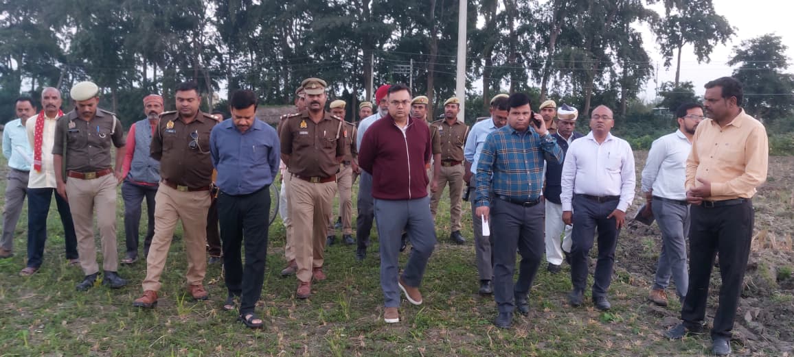 DMBahraich's tweet image. जिलाधिकारी अक्षय त्रिपाठी ने सम्बन्धित अधिकारियों के साथ जनपद बहराइच के ग्राम भरथापुर के विस्थापन के लिए ग्राम सेमरहना में चिन्हित भूमि पर सर्वे कार्य का किया निरीक्षण। सर्वे कार्य को यथाशीघ्र पूर्ण करने के दिये गये निर्देश। @CMOfficeUP @ChiefSecyUP @UPGovt