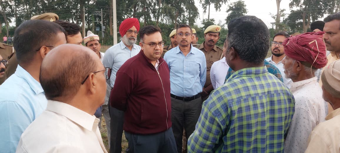 DMBahraich's tweet image. जिलाधिकारी अक्षय त्रिपाठी ने सम्बन्धित अधिकारियों के साथ जनपद बहराइच के ग्राम भरथापुर के विस्थापन के लिए ग्राम सेमरहना में चिन्हित भूमि पर सर्वे कार्य का किया निरीक्षण। सर्वे कार्य को यथाशीघ्र पूर्ण करने के दिये गये निर्देश। @CMOfficeUP @ChiefSecyUP @UPGovt