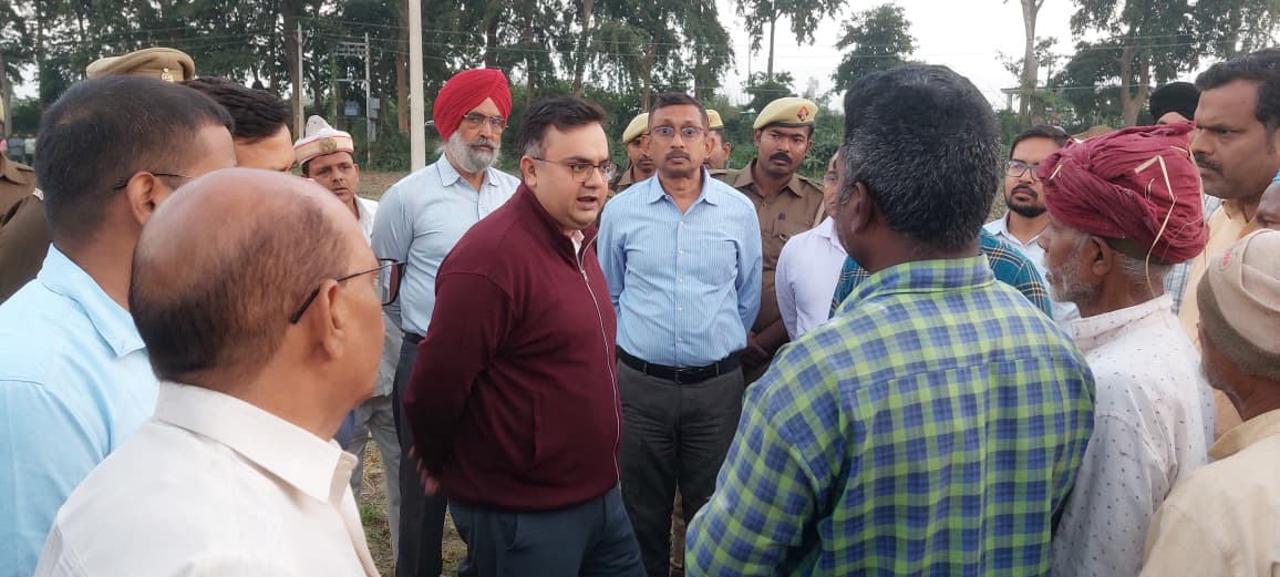 DMBahraich's tweet image. जिलाधिकारी अक्षय त्रिपाठी ने सम्बन्धित अधिकारियों के साथ जनपद बहराइच के ग्राम भरथापुर के विस्थापन के लिए ग्राम सेमरहना में चिन्हित भूमि पर सर्वे कार्य का किया निरीक्षण। सर्वे कार्य को यथाशीघ्र पूर्ण करने के दिये गये निर्देश। @CMOfficeUP @ChiefSecyUP @UPGovt