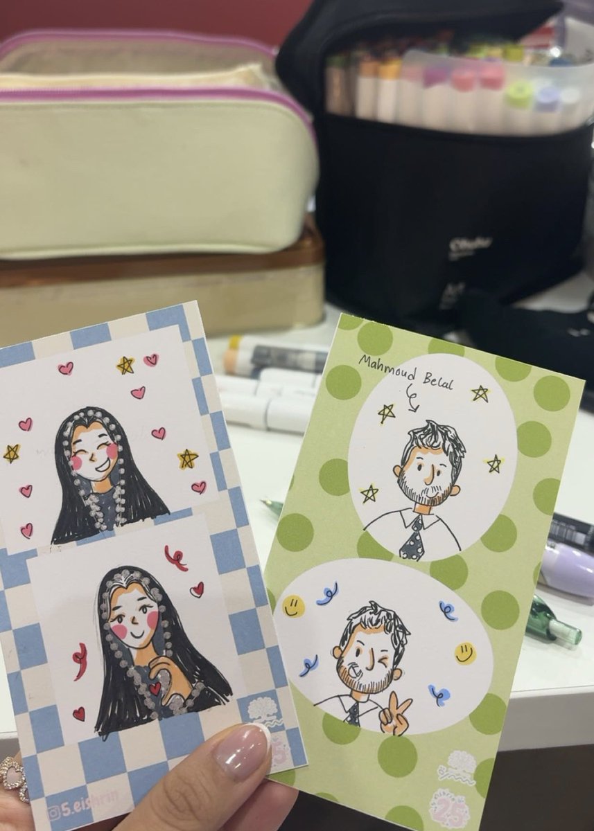 حياكم في معرض الشارقة الدولي للكتاب خلوني ارسمكم على فواصل الكتب🧡📙✨
جناح 2 / دار سدرة B24