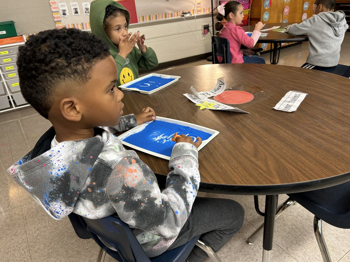 MrsThomasWHES's tweet image. Kindergarten students reviewing sight words and writing in their sensory sand boards. Love it! @jwces1 #CougarNation #lightscameraaction #alleyesonus