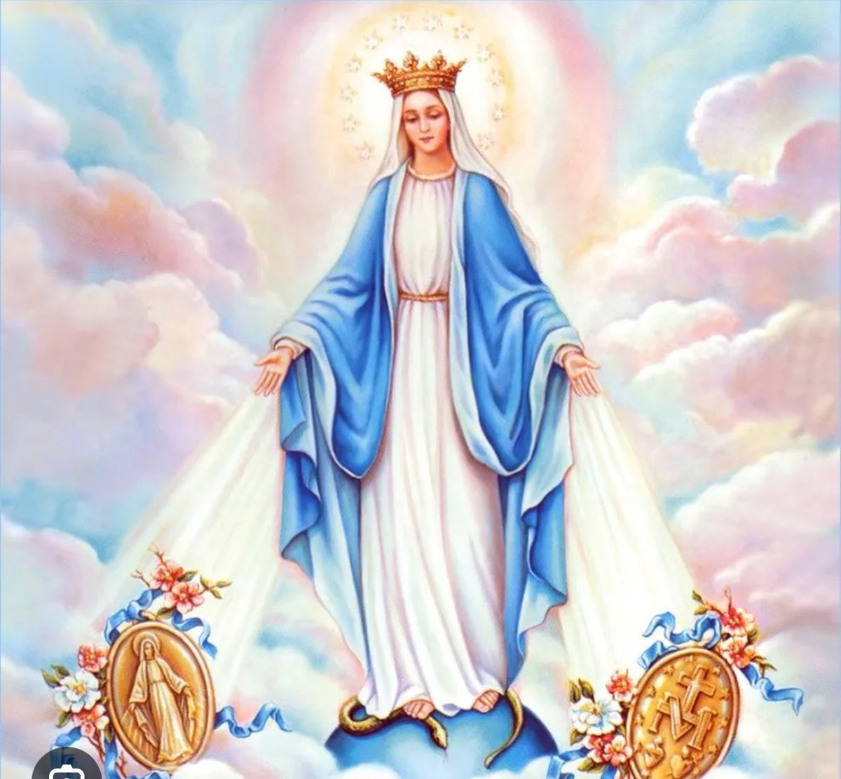 Recuerdas esta canción de la infancia? 

“Oh María, Madre mía, oh consuelo del mortal! Amparadme y guiadme a la patria celestial.”

A veces mientras camino me sale del alma cantarle a la Virgen, piropearla, agradecerle tantos favores.