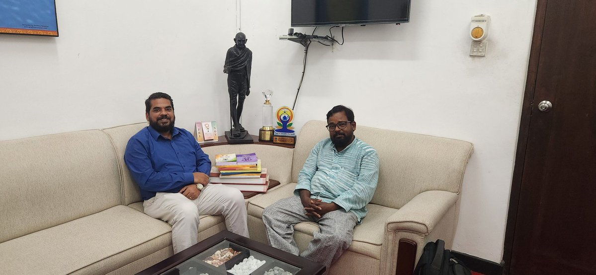 ShahAnsariLive's tweet image. Spent some beautiful moments with Prof. @ankurandutta , Director and First Secretary, Swami Vivekananda Cultural Centre, @IndiainSL. Commendable work the centre is doing here. It was a wonderful meeting and meaningful discussion after a long time.