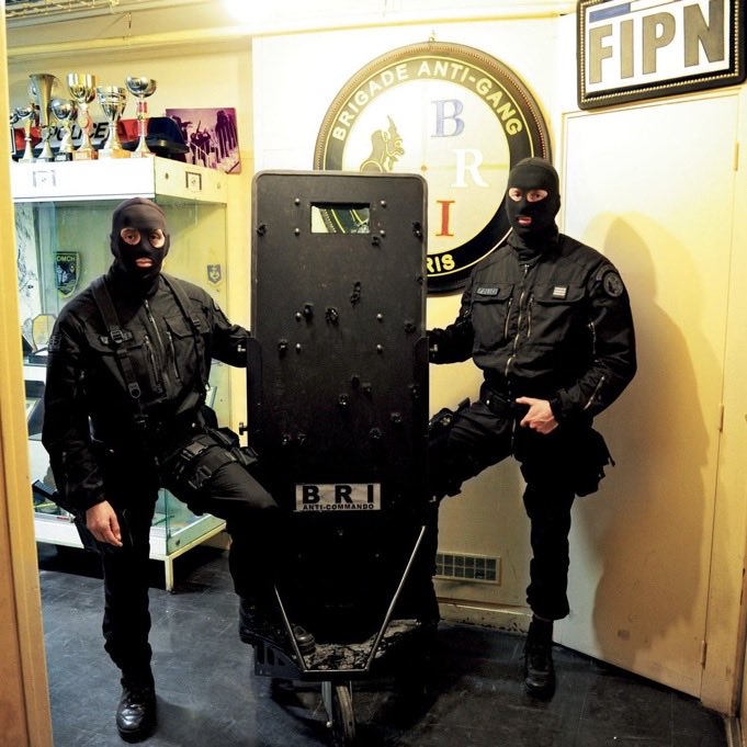 PsyGuy007's tweet photo. 🛡️ 🇫🇷 À l’approche des 10 ans des attentats du 13 novembre 2015, je voulais vous parler du bouclier RAMSÈS.

Son rôle était de protéger les opérateurs de la BRI (Brigade de Recherche et d'Intervention), en permettant à une colonne d'assaut de 18 hommes de progresser dans la salle.

Il a aussi permis d’exfiltrer, sains et saufs, une vingtaine d'otages qui se trouvaient dans la zone de danger, en les mettant à l'abri derrière son blindage capable d’arrêter les balles de Kalachnikov.

Les impacts des projectiles témoignent encore aujourd’hui de la violence des tirs et du courage de ceux qui ont tenu la ligne.

Le bouclier Ramsès est ainsi devenu un symbole du courage et du professionnalisme des forces de l'ordre françaises durant cette intervention. 

Il est désormais conservé dans les locaux de la BRI comme une relique de ces événements tragiques.

N’oublions jamais. 🖤 🕯️