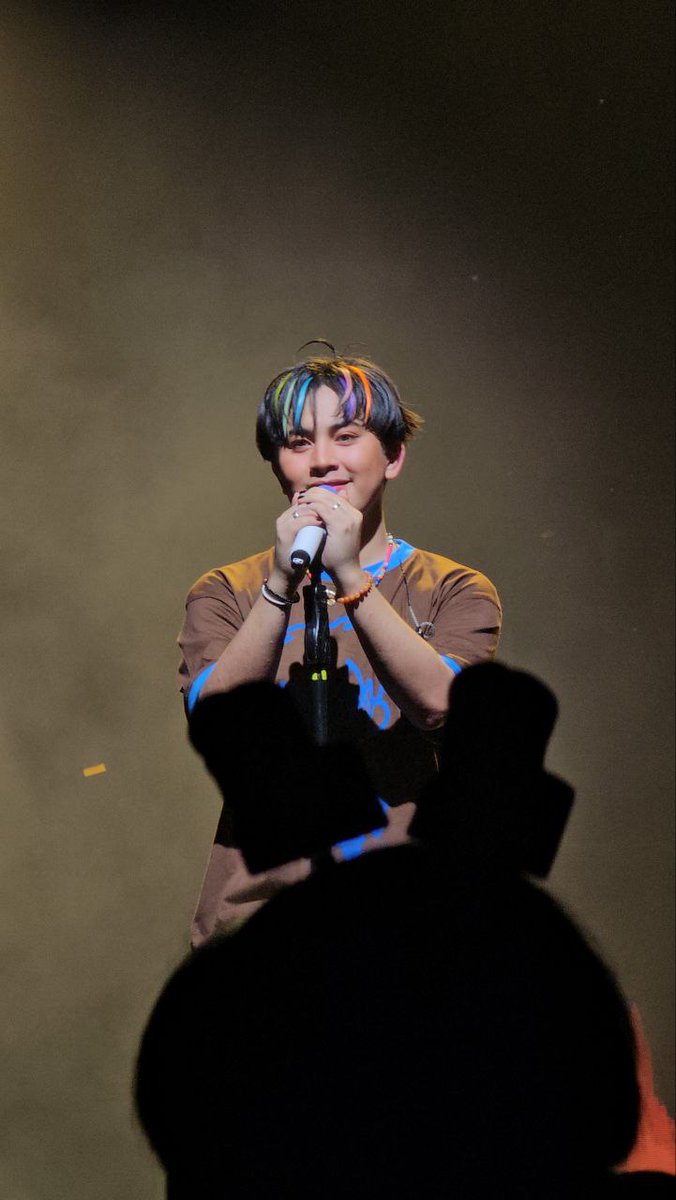 Fans turn emotional as Maki performs ‘Itim na Ulap’ at the KOLORCOASTER Concert. 🖤☁️

#Maki #KOLORCOASTER #KOLORCOASTERConcert #PULPMagazine  <a href="/tarsierrecords/">Tarsier Records</a> <a href="/clfrnia_maki/">Maki *ੈ✩‧₊˚</a>