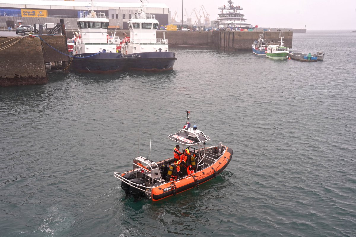 sdis29's tweet photo. 07/11 : ce matin, au port de Brest, a eu lieu le baptême du nouveau bateau de plongée "DABO".
Discours, bouteille brisée sur la coque et essais en mer ont marqué cette cérémonie en hommage au sapeur-pompier David Bolloré.
#SDIS29 #secoursnautique #bateau #brest https://t.co/O0ovS20iYj