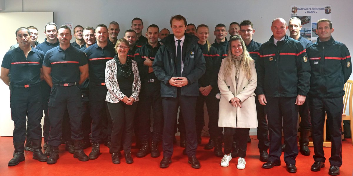 07/11 : ce matin, au port de Brest, a eu lieu le baptême du nouveau bateau de plongée "DABO".
Discours, bouteille brisée sur la coque et essais en mer ont marqué cette cérémonie en hommage au sapeur-pompier David Bolloré.
#SDIS29 #secoursnautique #bateau #brest