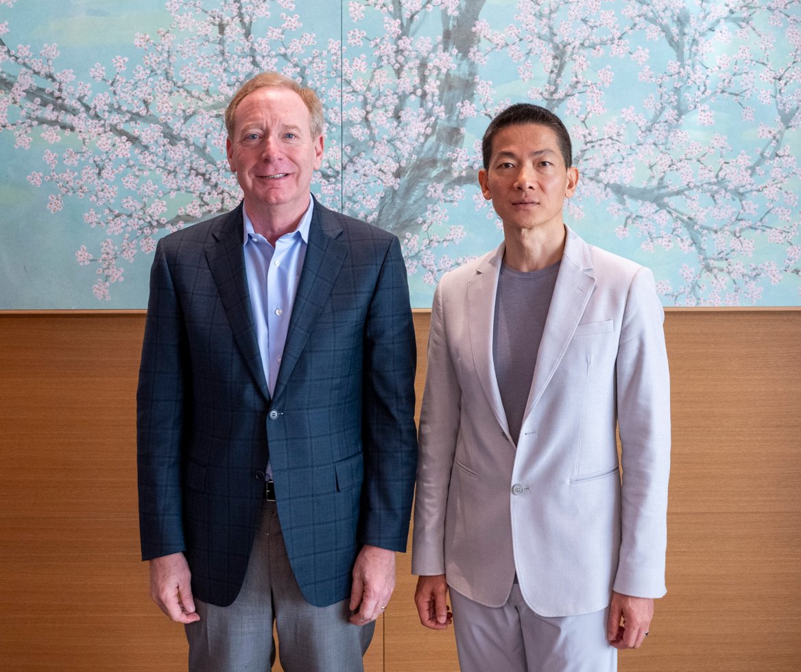 أعلنت شركة مايكروسوفت عن تعزيز شراكتها الاستراتيجية مع مجموعة G42 بهدف تسريع وتيرة التحوّل الرقمي في دولة الإمارات العربية المتحدة، وذلك في إطار إعلان مايكروسوفت مؤخراً عن استثمار بقيمة 15.2 مليار دولار في دولة الإمارات.