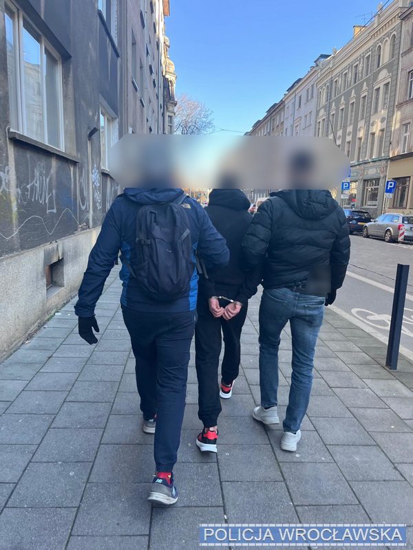 Sprawca ataków na osoby zatrzymany przez kryminalnych z Komisariatu Policji Wrocław-Stare Miasto

👮‍♀️👮Wczoraj kryminalni z Komisariatu Policji Wrocław-Stare Miasto  zatrzymali 31-letniego mieszkańca Wrocławia, który był poszukiwany w  związku z brutalnymi atakami na przypadkowe