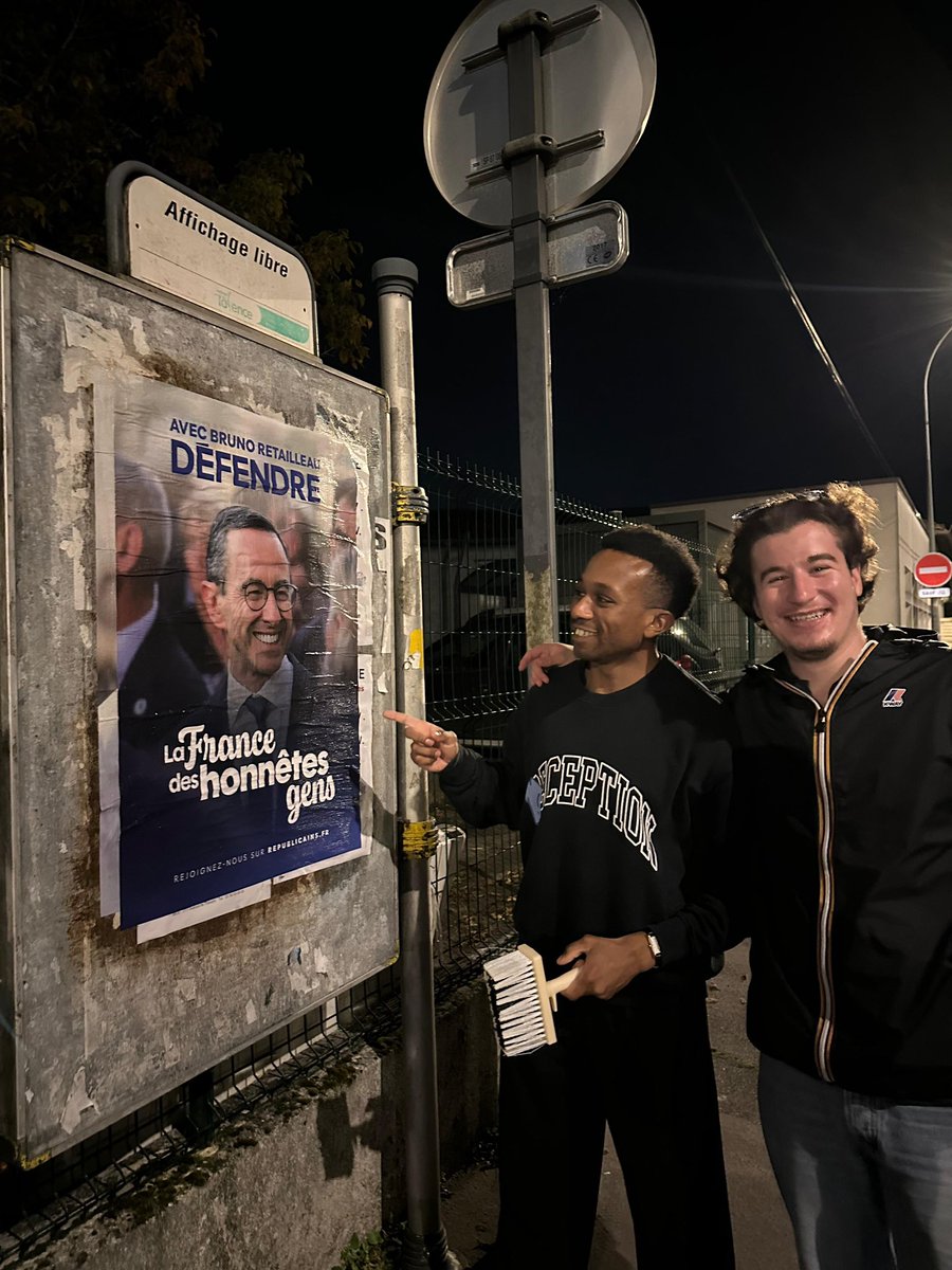 jeunesreps's tweet photo. Toujours sur le terrain pour militer ! 
Comme eux, milite pour la France, rejoins-nous 💪🇫🇷 

👉 https://t.co/DMneXAf3Sv https://t.co/g99OSBKXKx